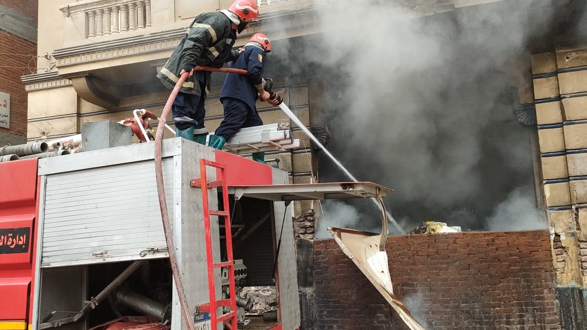 بالصور .. السيطرة علي حريق  بإحدى العقارات بطنطا دون اصابات