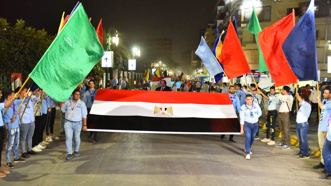 عروض كرنفالية احتفالا بالعيد القومي بأسيوط 