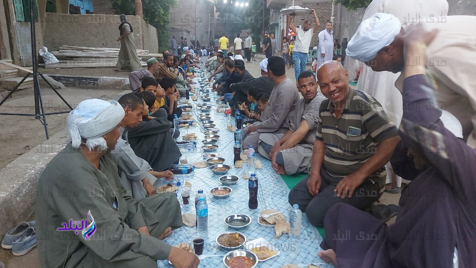 العشرات فى حفل افطار جماعي بمدينة الاقصر 