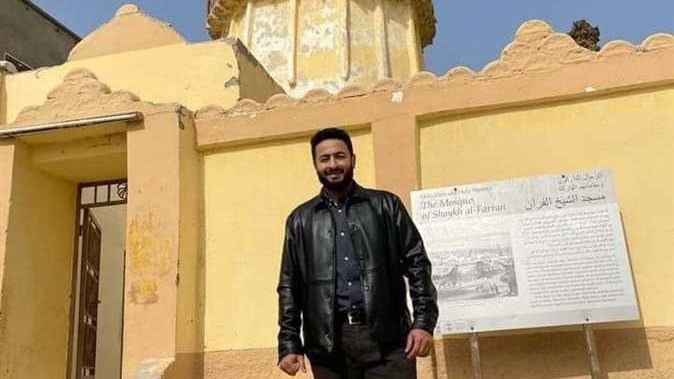 حمادة هلال أمام احد اضرحة القصير 