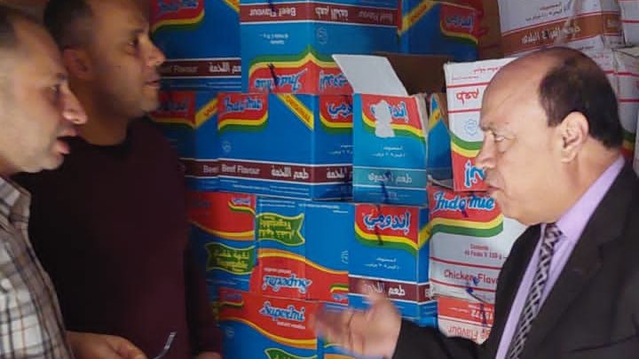 ضبط 30 ألف عبوة أندومي منتهية الصلاحية والتحفظ على 5 طن سمسم