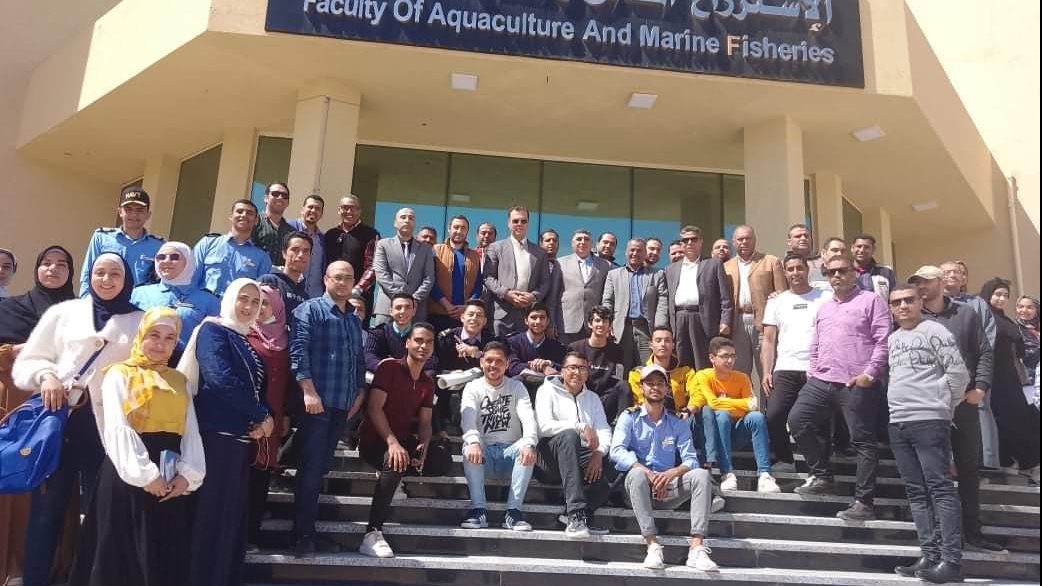 طلبة كليات جامعة العريش 