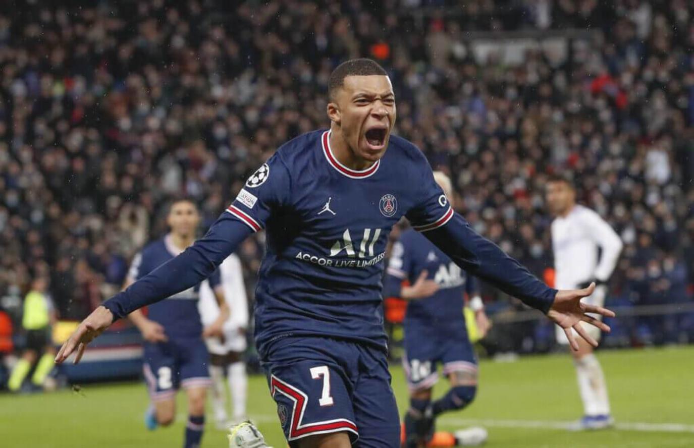 كيليان مبابي لاعب فريق باريس سان جيرمان