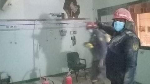 جانب من أعمال السيطرة على الحريق 