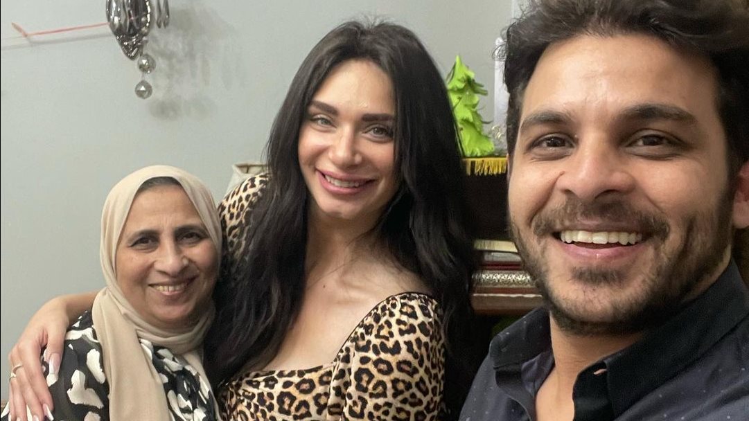 محمد رشاد وخطيبته وأمه