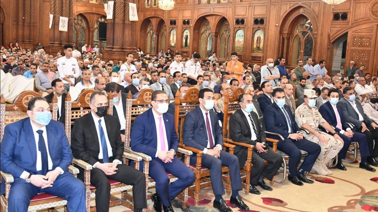 محافظ الفيوم أثناء زيارته لكنيسة مار جرجس 