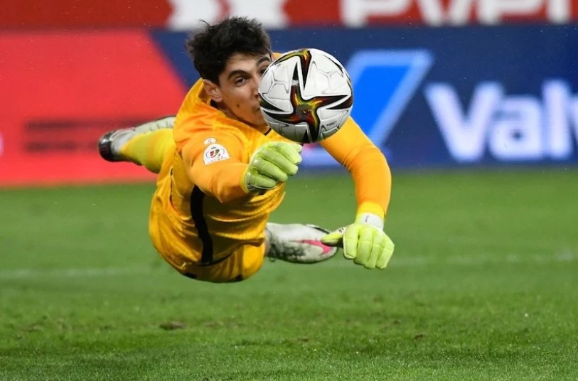 ياسين بونو حارس مرمى إشبيلية