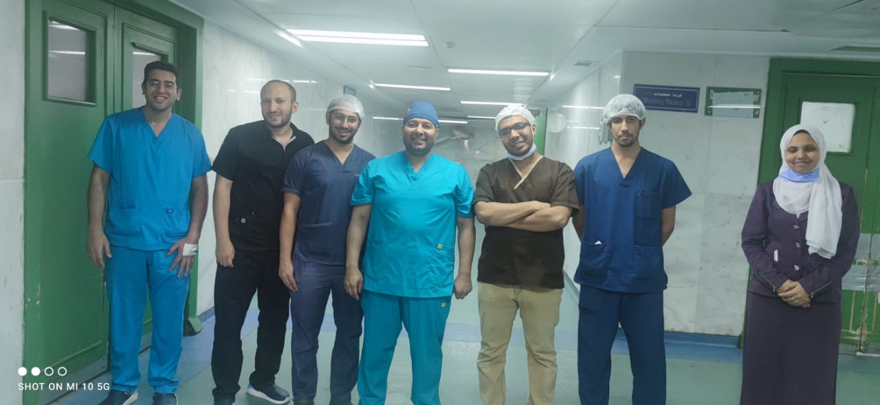 الفريق الطبي القائم بالعملية الجراحية
