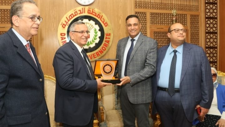 الدكتور عبد السند يمامة رئيس حزب الوفد يلتقى محافظ الدقهلية