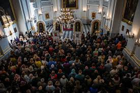 اللاجئون الاوكرانيون بالمئات إلى كنيسة السيدة العذراء بوارسو