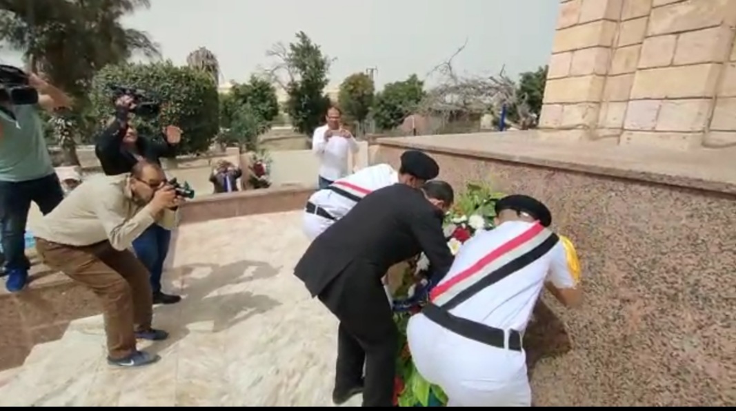 وضع اكليل الزهور علي قبر الجندي المجهول بالعريش