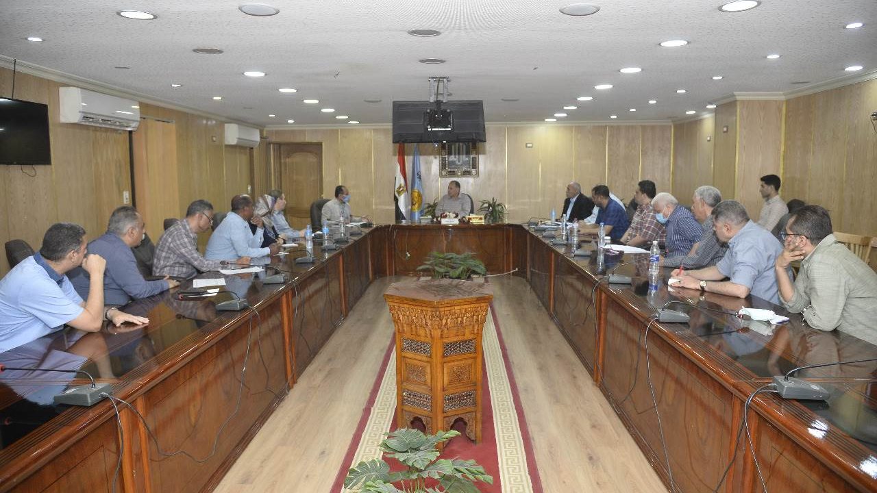 محافظ أسيوط يتابع موقف تطوير مسار رحلة العائلة المقدسة 