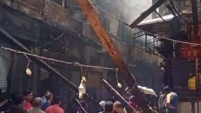 حريق بأحد أسواق المنشية وسط الإسكندرية