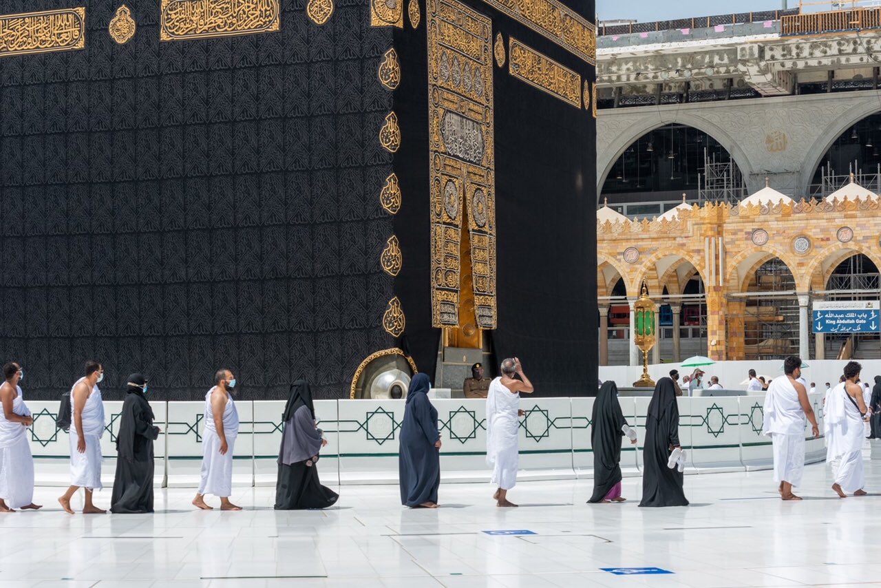 الطواف بالكعبة