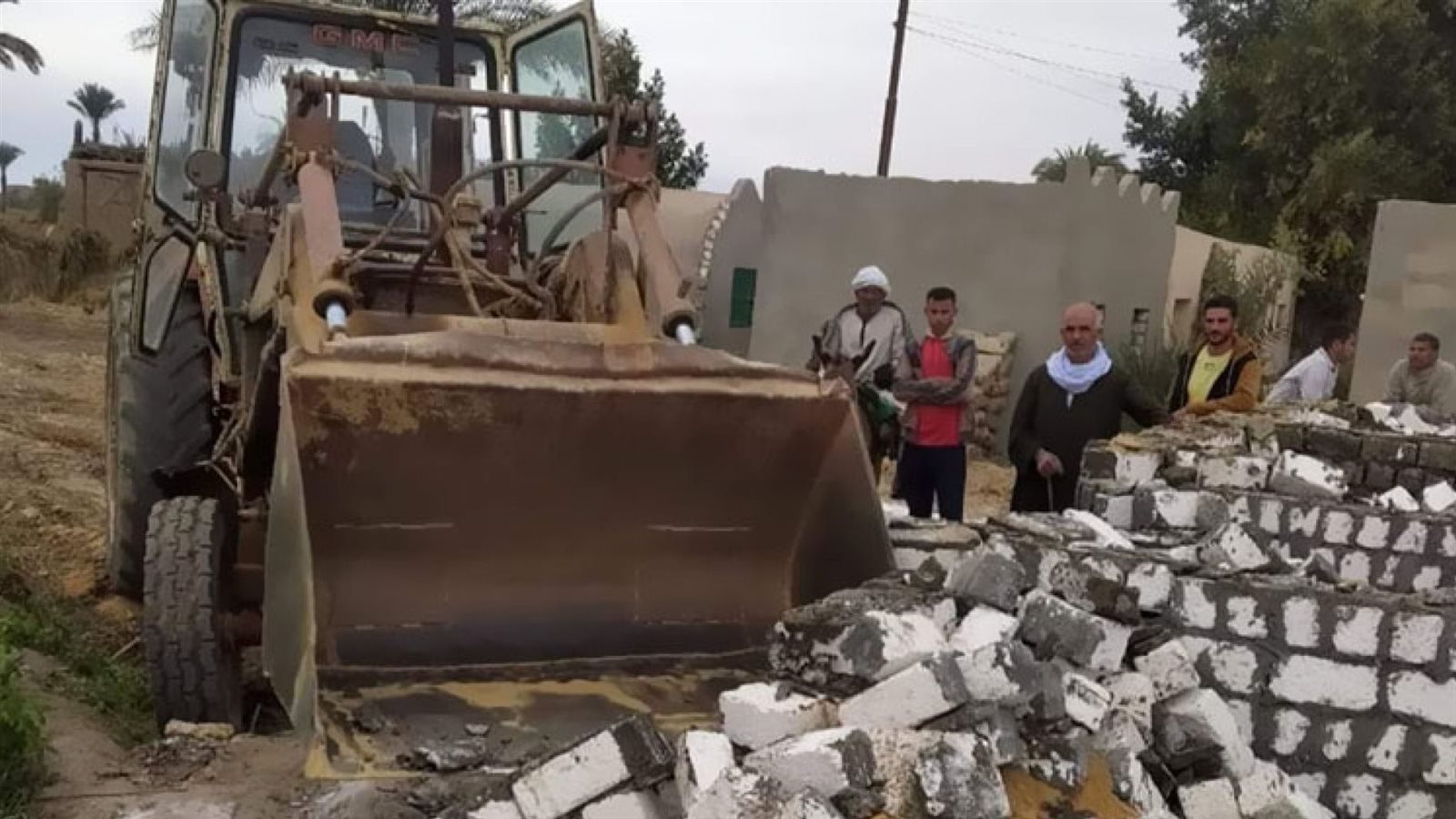 أثناء الازالات على الاراضى الزراعية