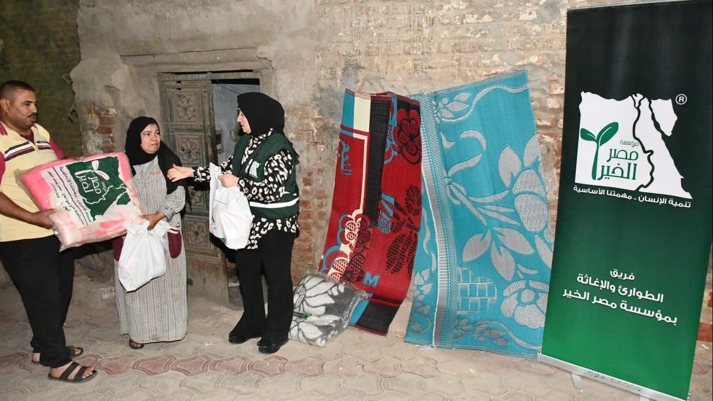 مندوبو المحافظة فى منزل السيدة الذى التهمه الحريق