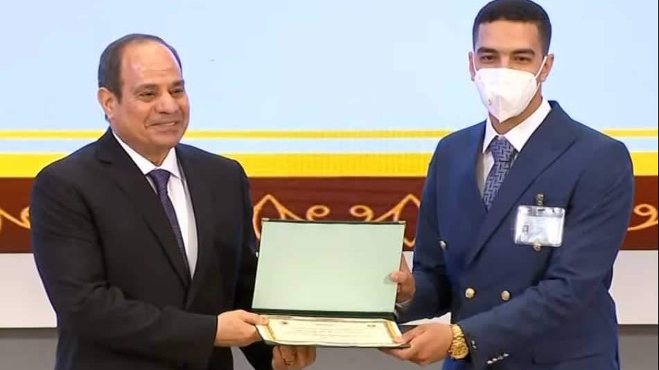 عبد الله علي خلال تكريمه من الرئيس