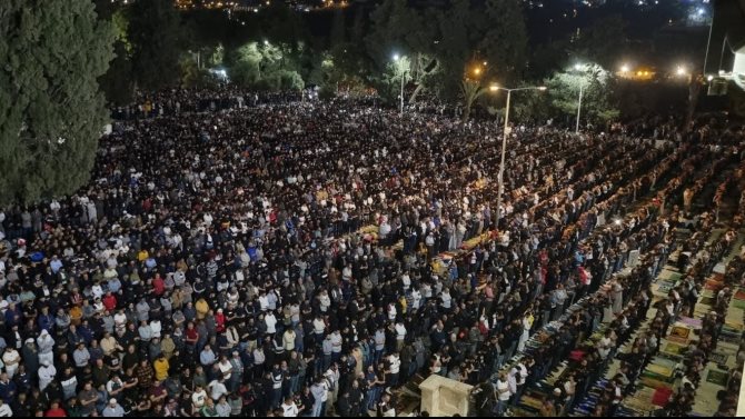 المصلين في المسجد الاقصي 