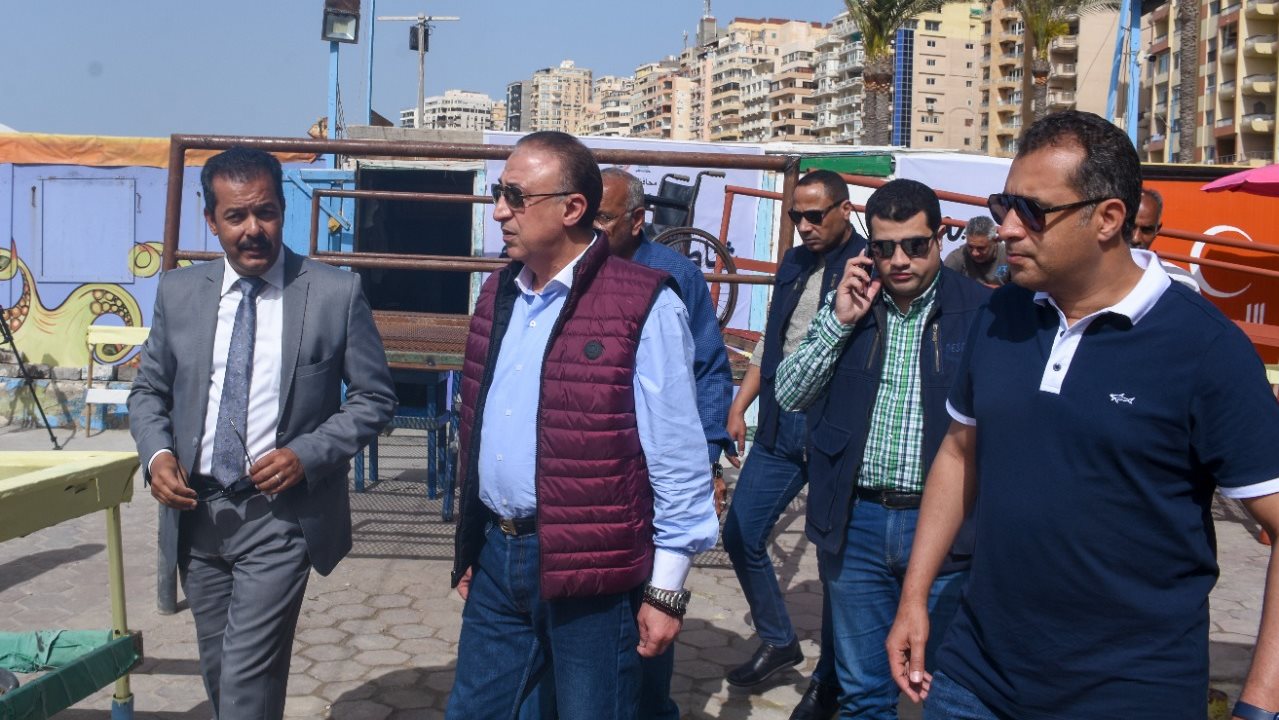 محافظ الإسكندرية يتفقد شواطئ المحافظة 