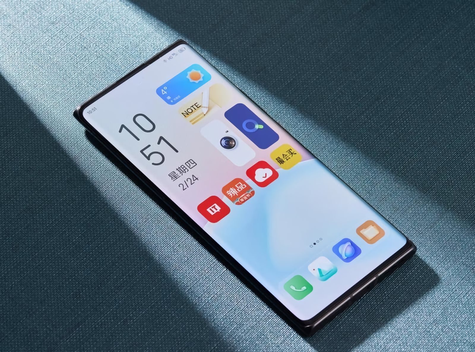 هاتف ZTE AXON 40