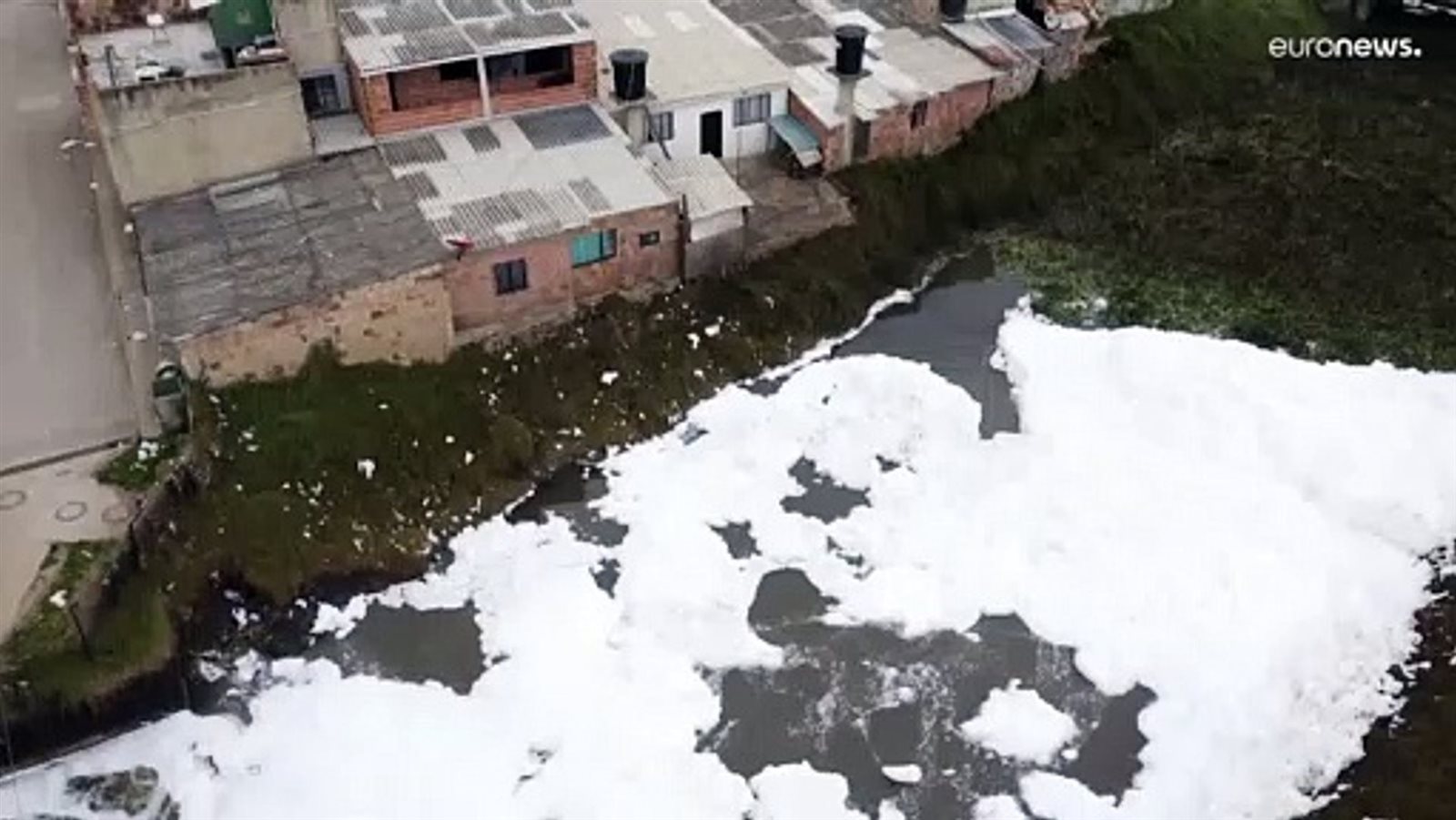 رغوة نهر ملوث