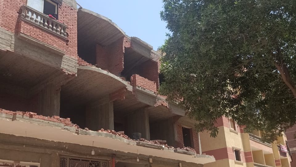 إزالة عقارين مخالفين بحي المعصرة