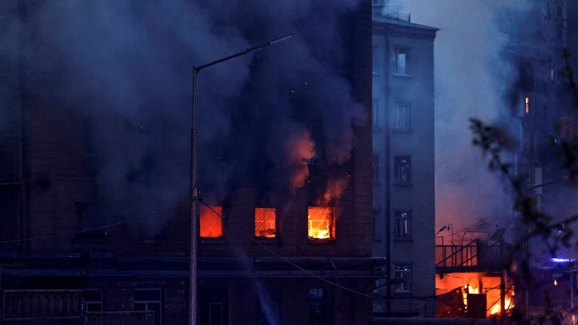 حريق في مبنى بعد القصف بكييف
