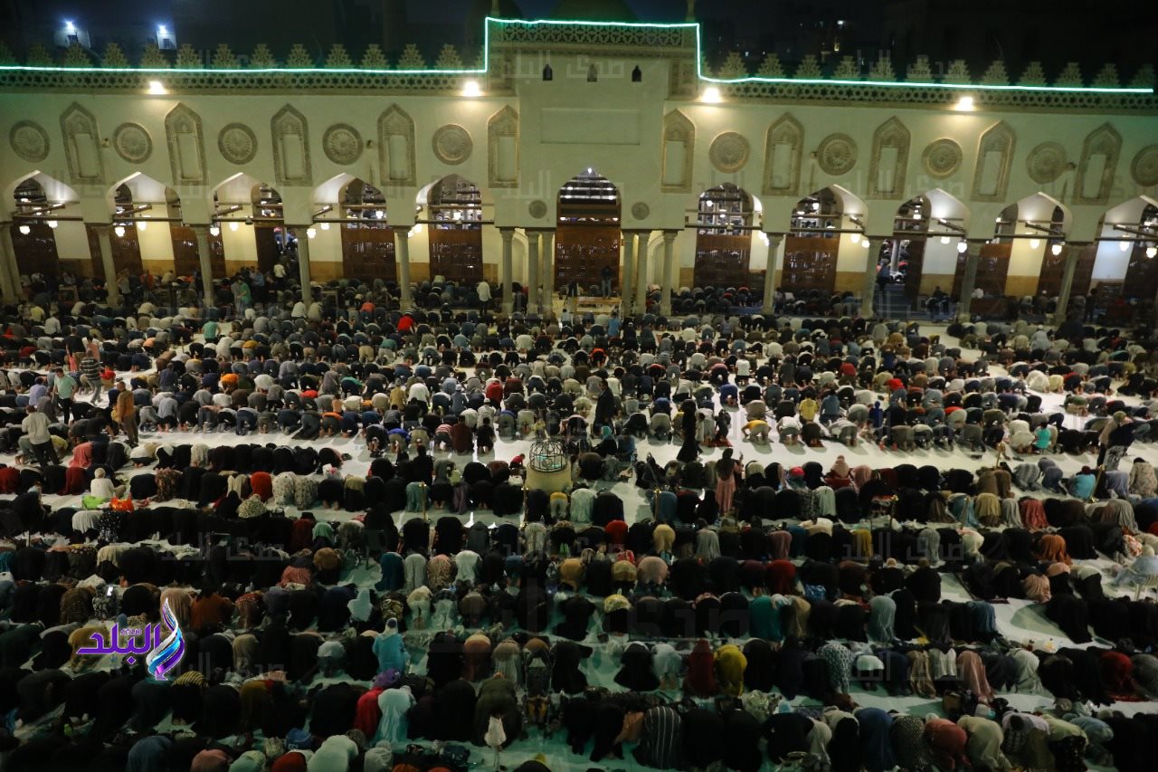 مشهد مهيب من أداء صلاتي العشاء والتراويح في الجامع الازهر