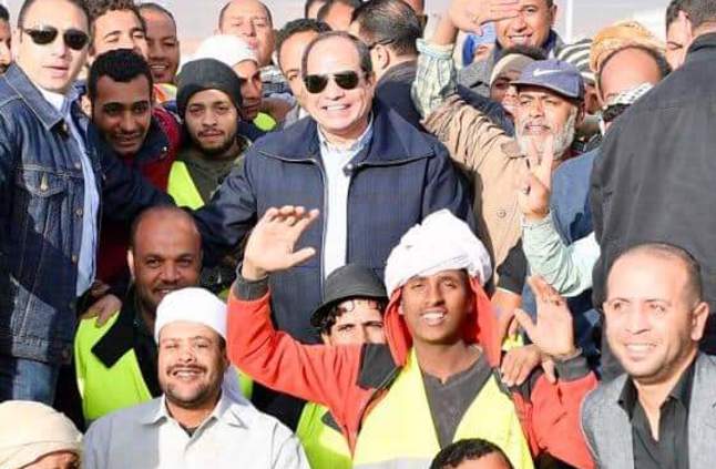الرئيس السيسي وسط العمال