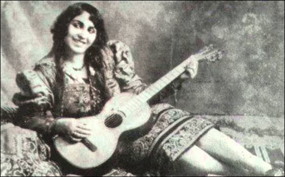 الفنانة منيرة المهدية  (1)