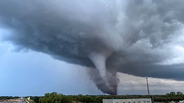  اعصار كانساس