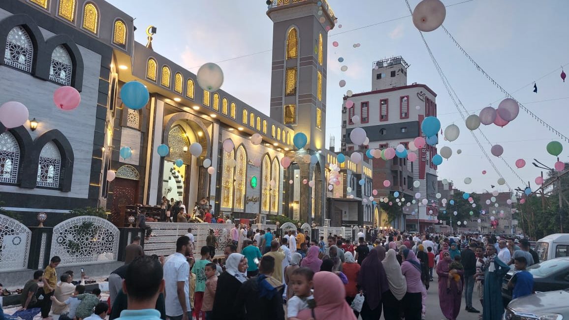 خروج المصلين من مسجد البقلي بأسيوط 