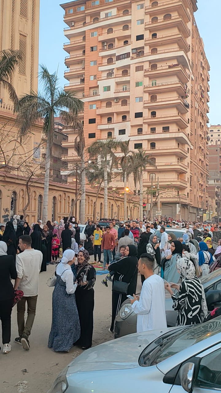 شاهد .. الآلاف من الغرباوية يؤدون صلاة عيد الفطر المبارك 