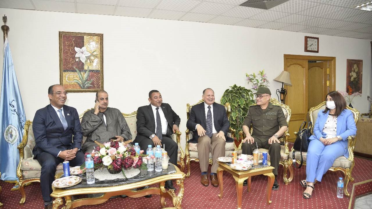 محافظ أسيوط يستقبل المهنئين بعيد الفطر المبارك 