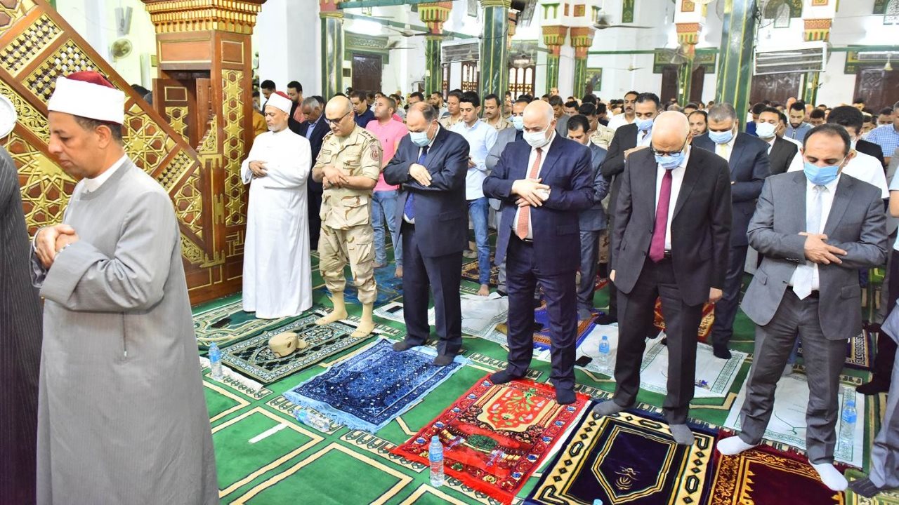 محافظ أسيوط يؤدي صلاة عيد الفطر المبارك بمسجد ناصر بحي شرق