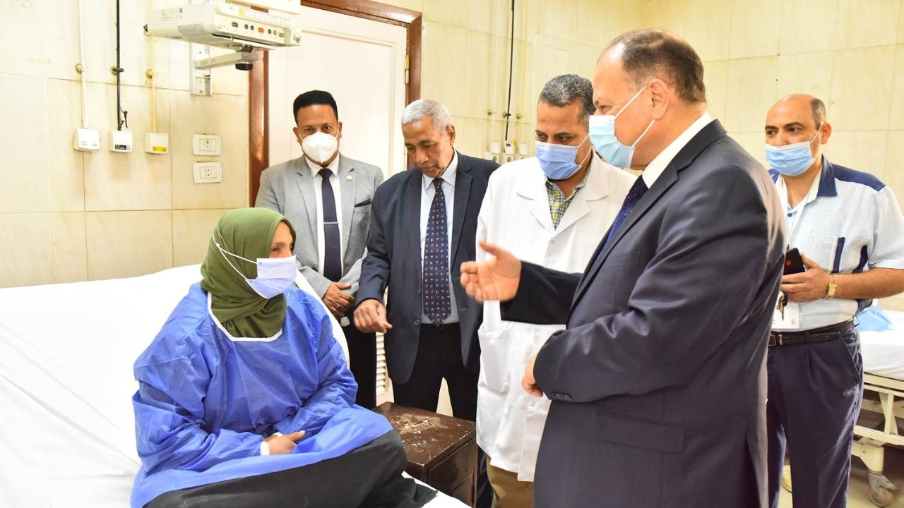 محافظ أسيوط يهنئ المرضى بمناسبة عيد الفطر المبارك 