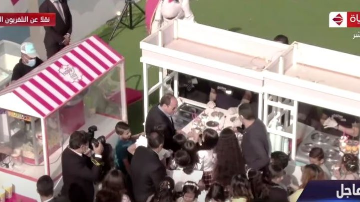 الرئيس السيسي يوزع الحلوى على أبناء الشهداء 
