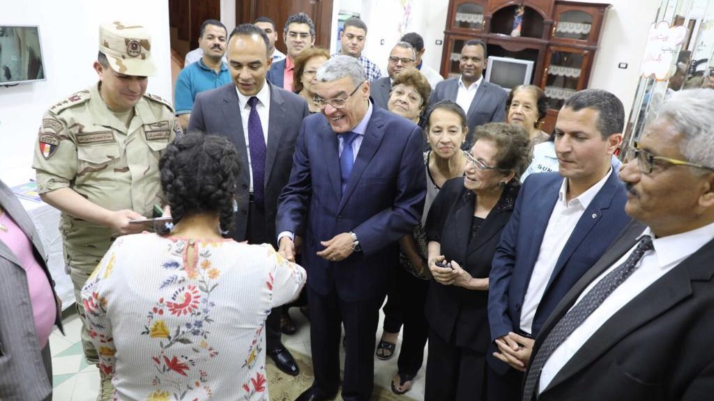 محافظ المنيا يهنئ أطفال مؤسسات البنين 