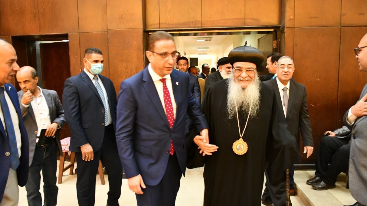 محافظ الفيوم يستقبل انيافة الانبا ابرام مطران الفيوم للتهنئة