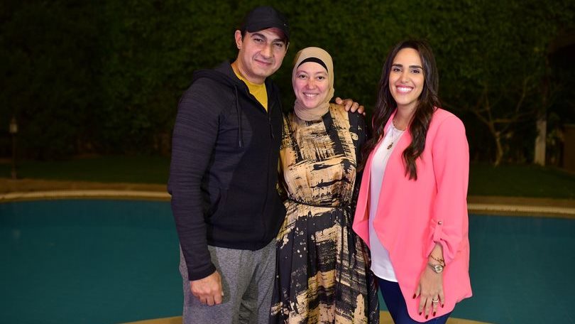 ياسر جلال وزوجته مع الإعلامية فاطمة مصطفى