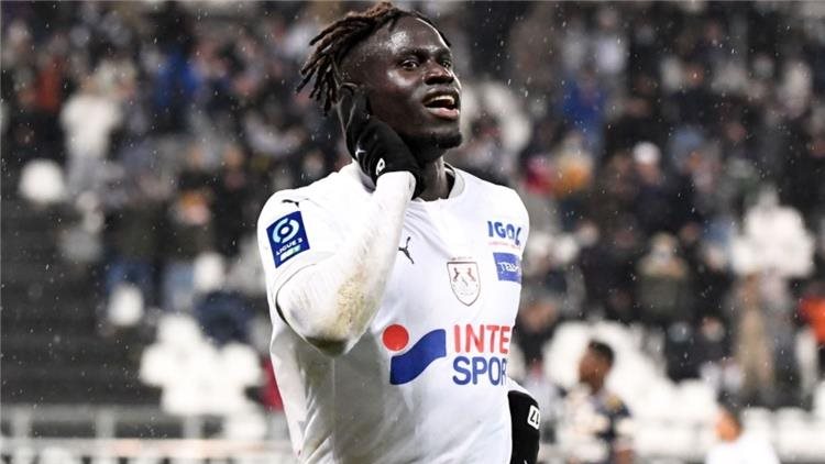 بادجي الأهلي المعار إلى إميان الفرنسي بادجي الأهلي المعار إلى إميان الفرنسي