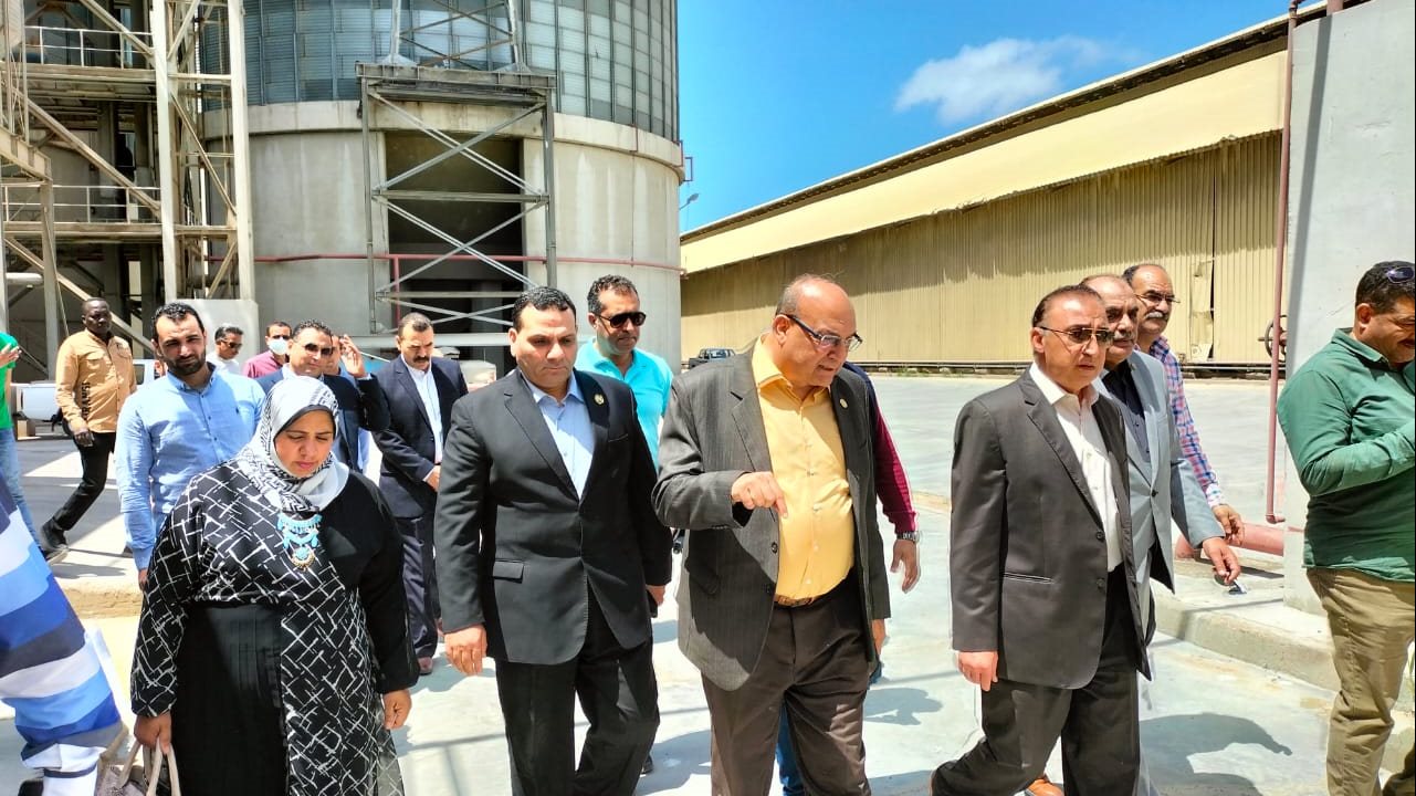 اللواء محمد الشريف يتفقد صوامع القمح في الإسكندرية