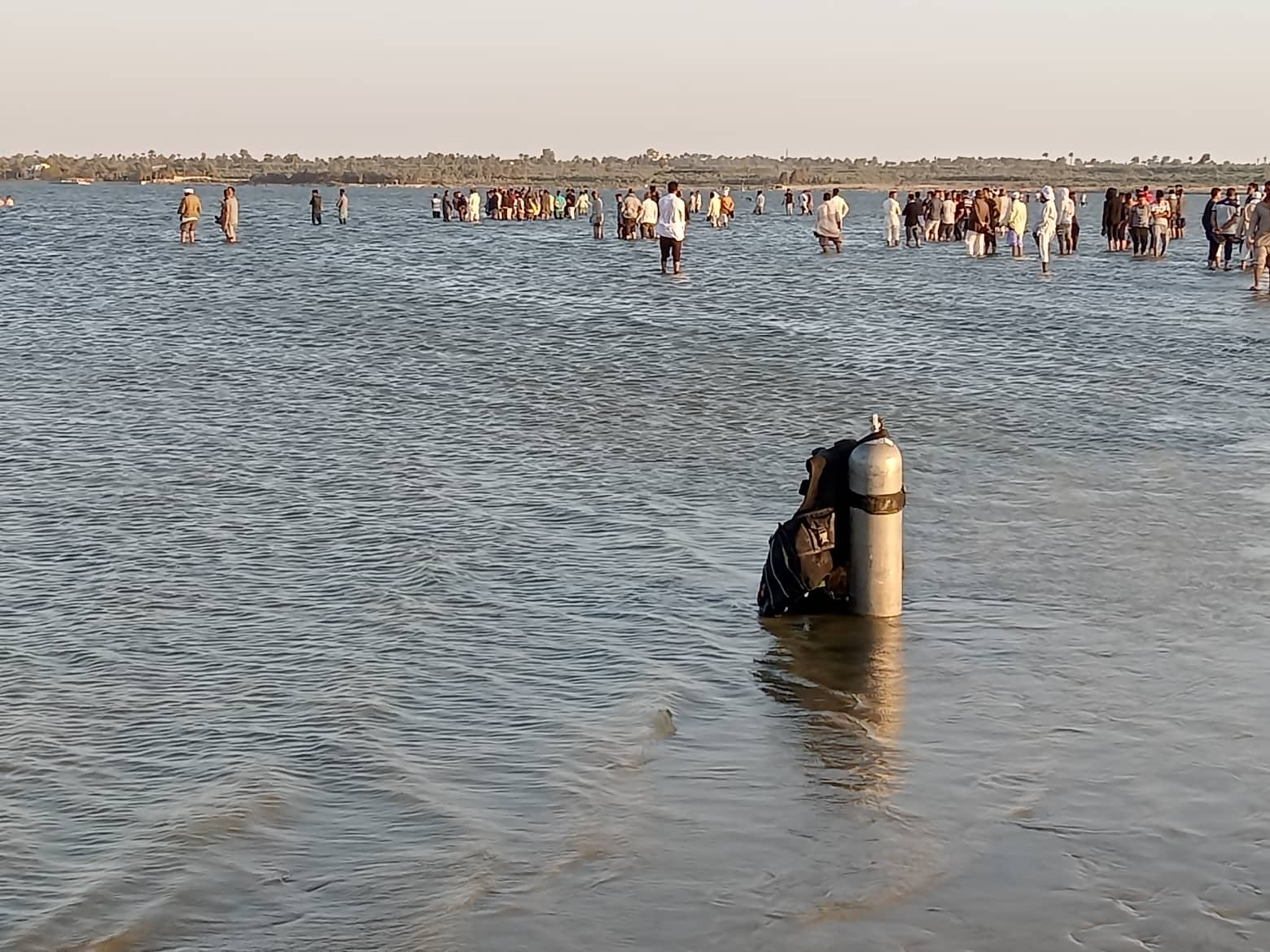 قوات الانقاذ النهرى والاهالى أثناء البحث عن الجثامين