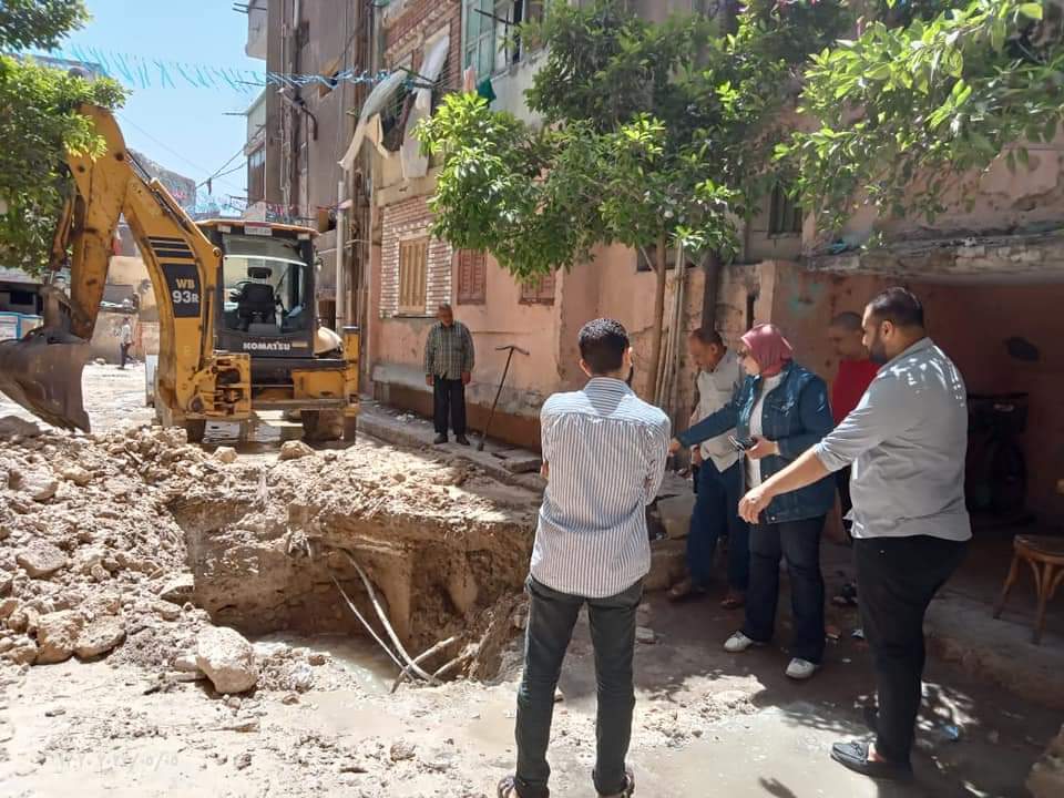أعمال إصلاح هبوط أرضي غربي الإسكندرية 