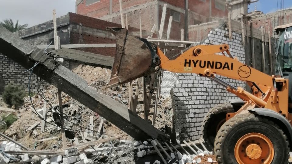 إزالة أعمال بناء مخالف بأحياء الإسكندرية