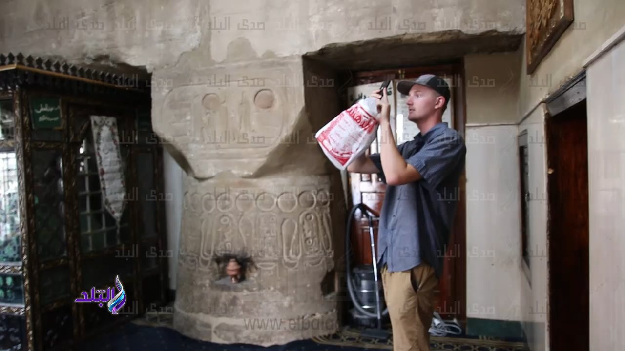 سائح يلتقط الصور التذكارية بضريح سيدى ابو الحجاج