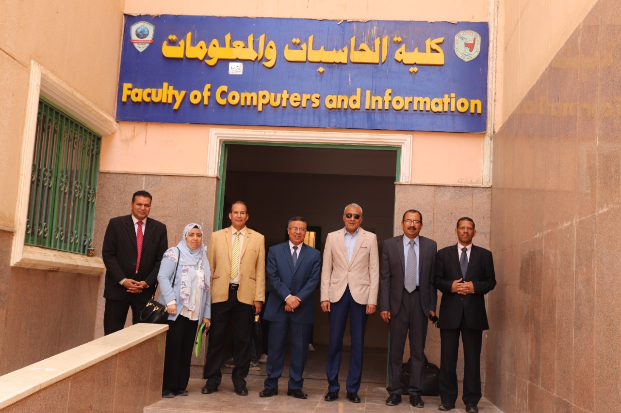 كلية الحاسبات والمعلومات بجامعة سوهاج