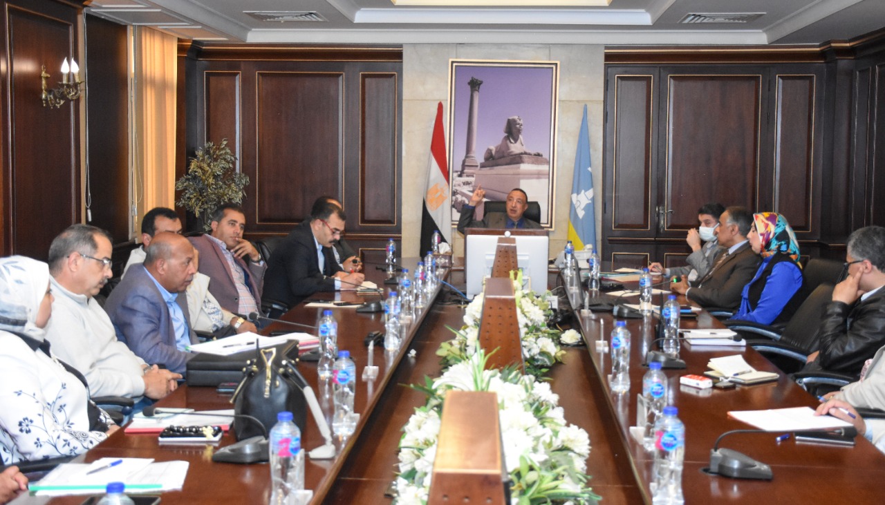 اللواء محمد الشريف في اجتماع بالمحافظة 