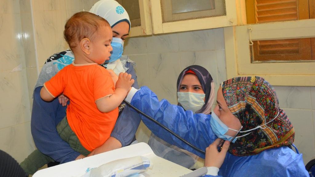 شاهد ..علاج 1278 مواطناً بالمجان فى قافلة طبية لجامعة طنطا 