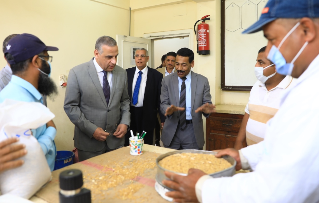 محافظ سوهاج ووكيل وزارة التموين بالمحافظة